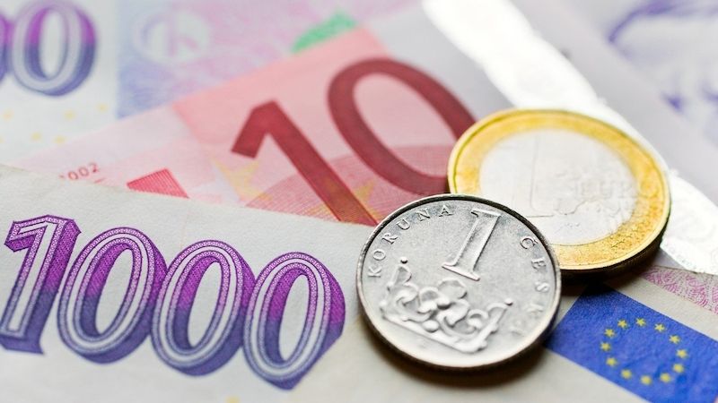 Koruna posílila k euru pod 25 Kč, poprvé od propuknutí pandemie